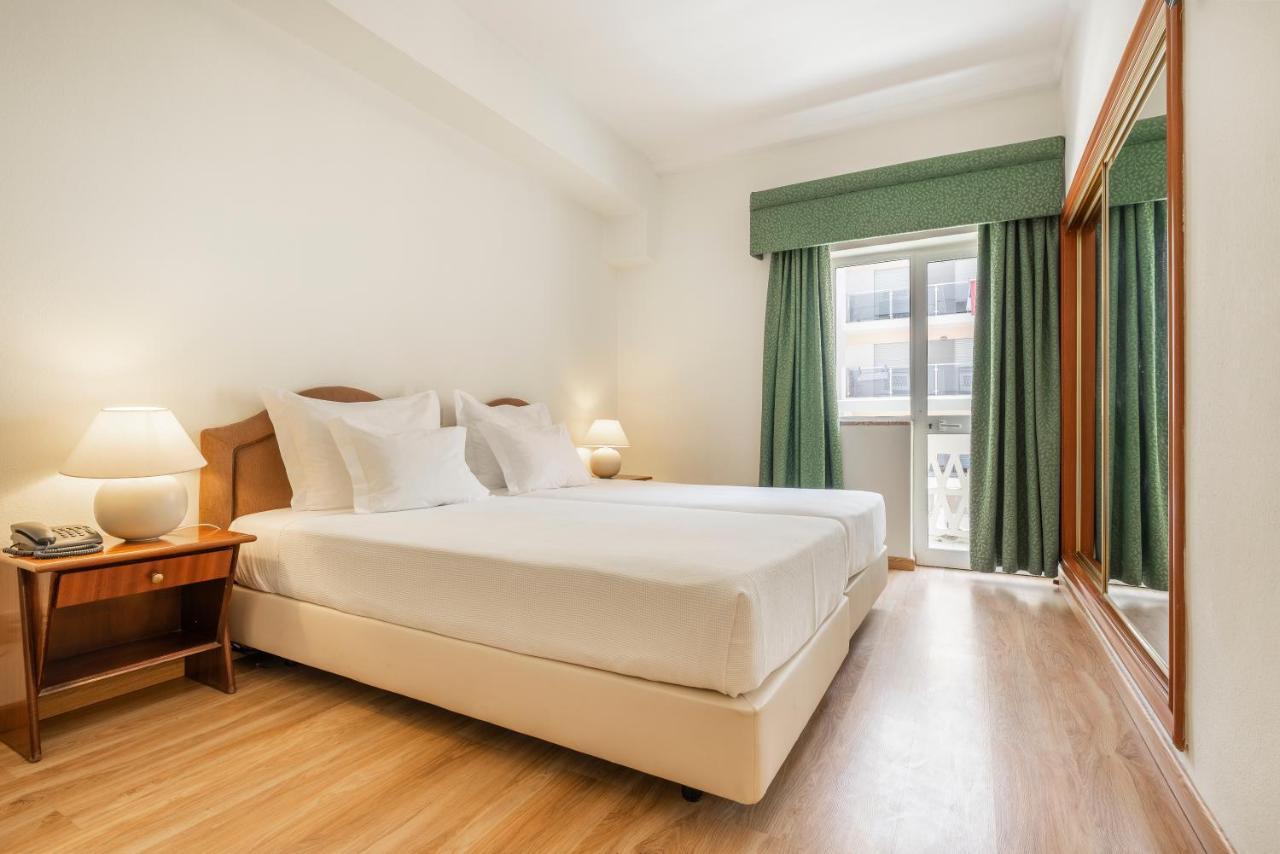 Standaard Tweepersoonskamer met 1 of 2 Bedden en Balkon